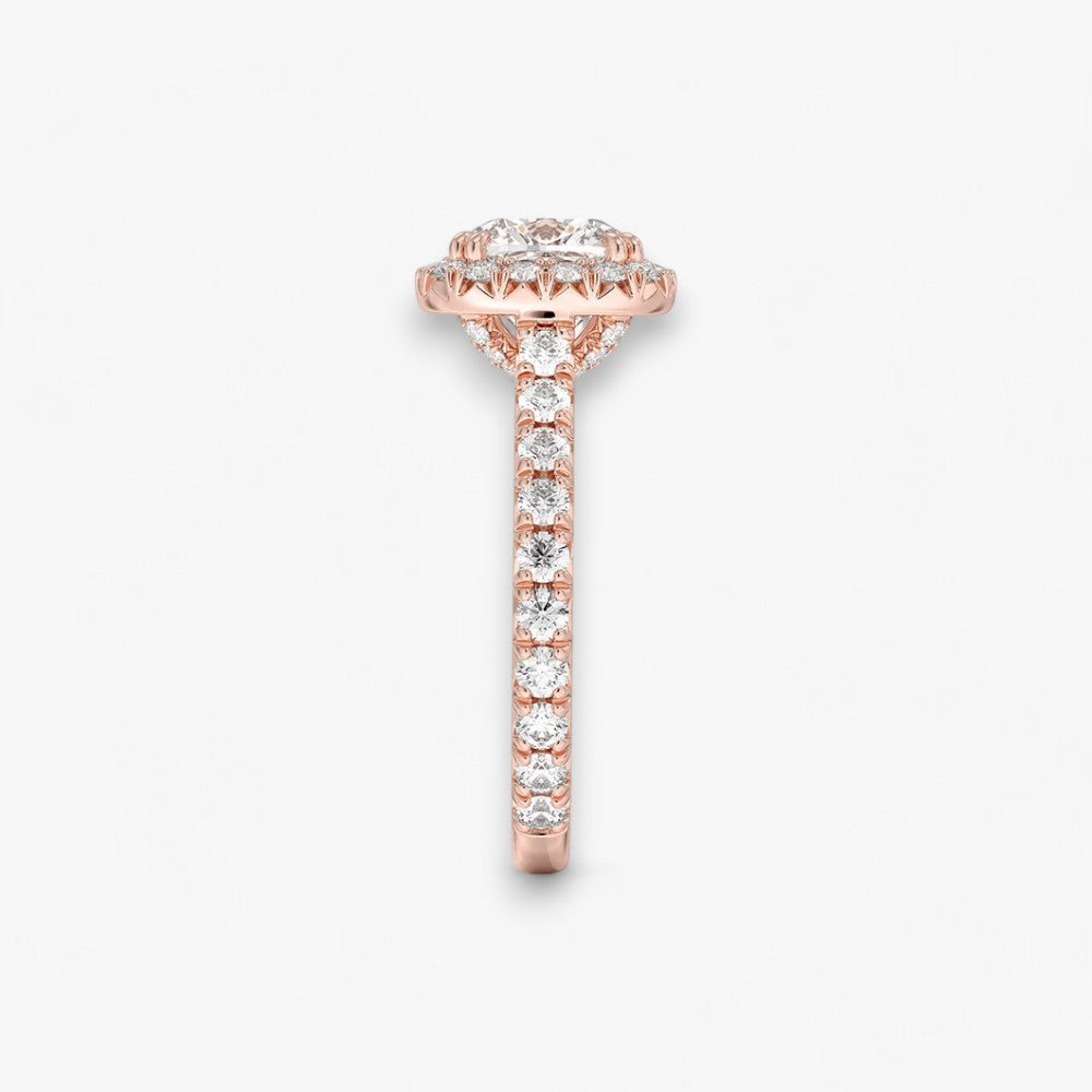 Exklusiver Diamantring aus Rosegold mit einem 2-Karat Cushion LabGrown geschliffenen Diamanten, umgeben von einem eleganten Pavé-Halo-Design. Luxuriöser Verlobungsring mit brillantem Steinfunkeln und hochwertiger Handwerkskunst – perfekt für Hochzeitsanträge. Premium-Schmuck für anspruchsvolle Kunden, geeignet für besondere Anlässe.