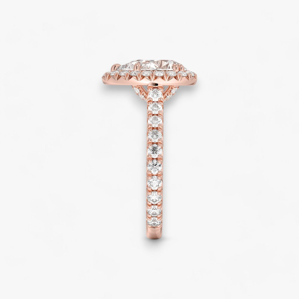 Exklusiver Diamantring aus Rosegold mit einem 2-Karat Tropfen LabGrown geschliffenen Diamanten, umgeben von einem eleganten Pavé-Halo-Design. Luxuriöser Verlobungsring mit brillantem Steinfunkeln und hochwertiger Handwerkskunst – perfekt für Hochzeitsanträge. Premium-Schmuck für anspruchsvolle Kunden, geeignet für besondere Anlässe.