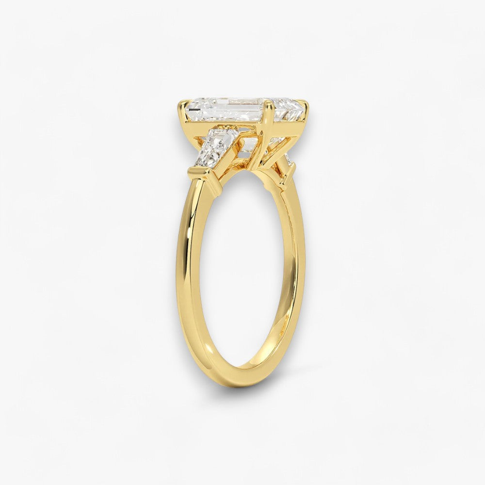 Exklusiver Verlobungsring mit 2-Karat Emerald-Cut-Diamant und klassischen Baguette-Cut-Seitendiamanten, eingefasst in elegantes Gelbgold. Luxuriöser Diamantring für Verlobungen, Hochzeiten oder Jubiläen – vereint zeitlose Schönheit und höchste Handwerkskunst. Perfekt für besondere Anlässe. Jetzt den edlen Verlobungsring mit funkelndem Glanz und außergewöhnlichem Design online entdecken und kaufen.